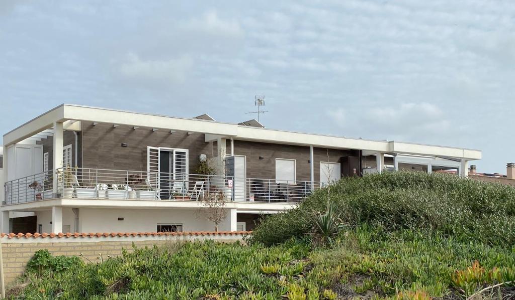 een groot huis bovenop een heuvel bij Casa sulla spiaggia in Focene