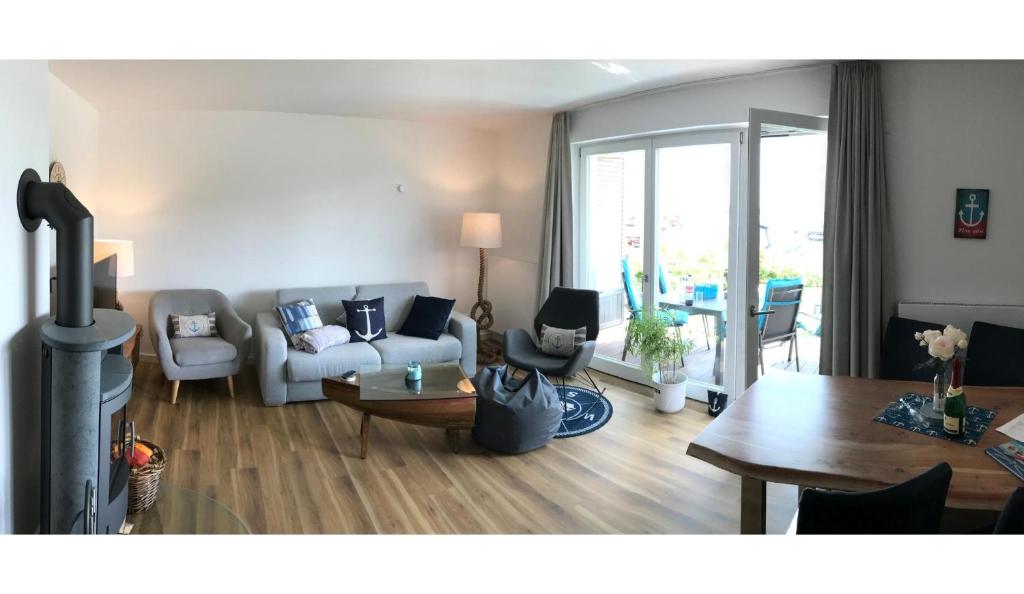 - un salon avec un canapé et une table dans l'établissement Hafennest Haus 6 Apartment 4, à Plau am See