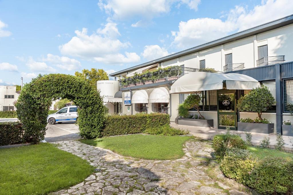 a building with an arch in front of it at Hotel all'Orso in Biancade