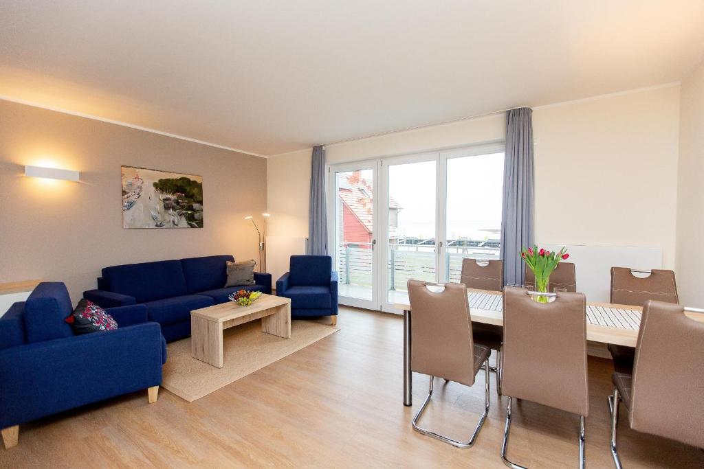 a living room with a blue couch and a table at Apartment mit 3 Schlafzimmer P5A7 in Plau am See