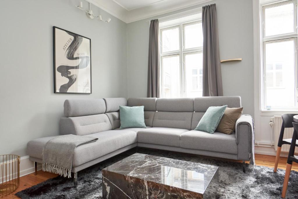 Posezení v ubytování Spacious Scandinavian 3BR Apartment in Vibrant Area