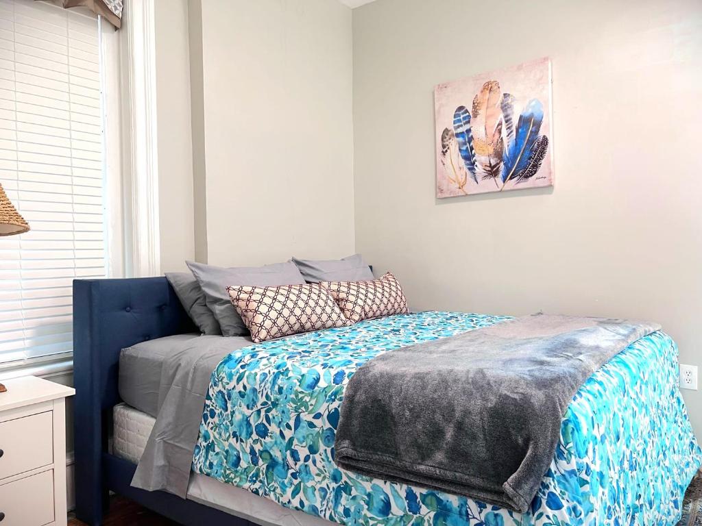 um quarto com uma cama com um cobertor em KING BED central location museums FREE PARKING G5 em Richmond