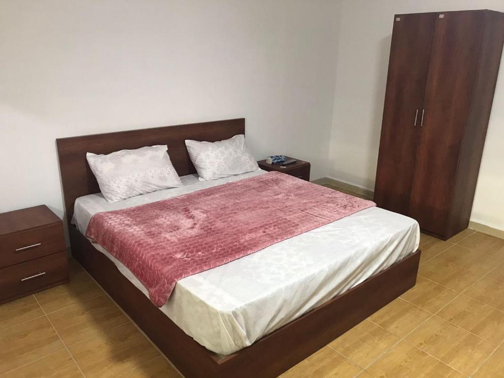 Elite Furnished Apartment - King Room With Mountain View