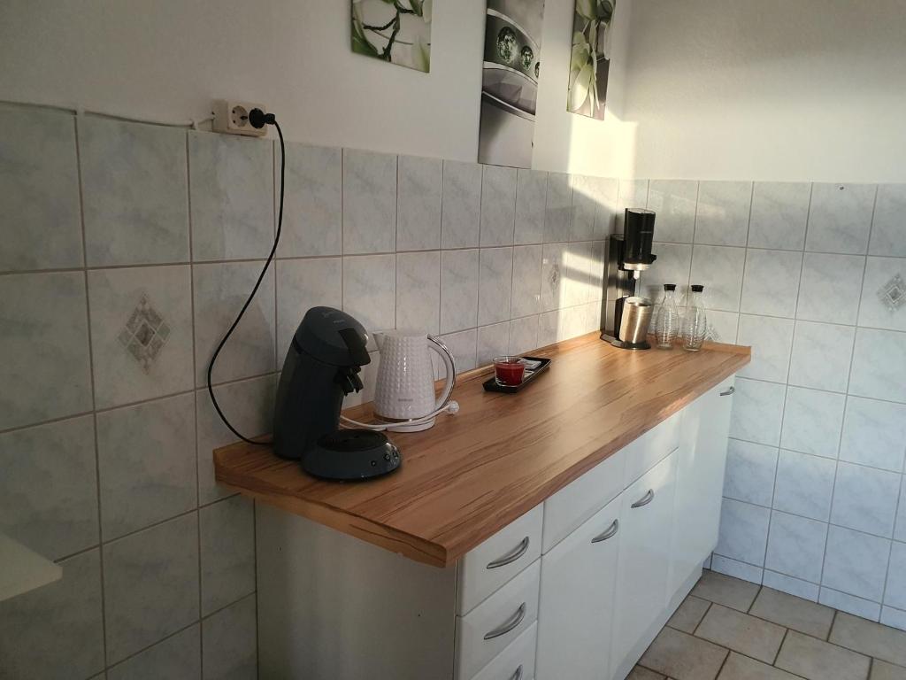 eine Küche mit einer Theke mit einem Mixer darauf in der Unterkunft Ingrid&primes Ferienwohnung in Erfde