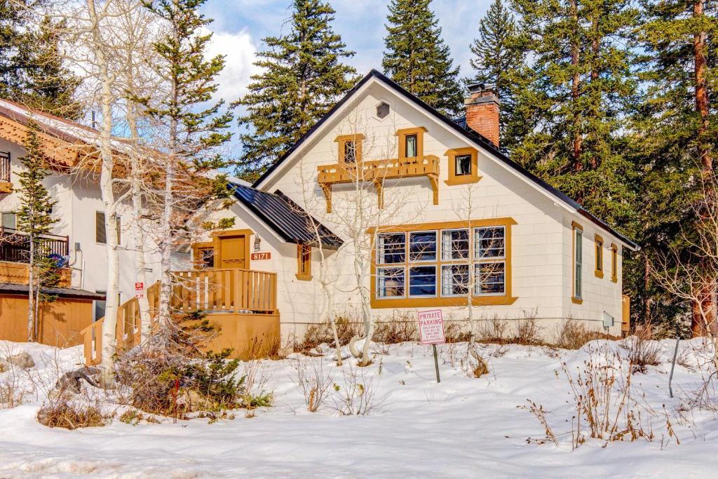 una casa con un patio cubierto de nieve delante en Brighton Sunflower Chalet, en Brighton