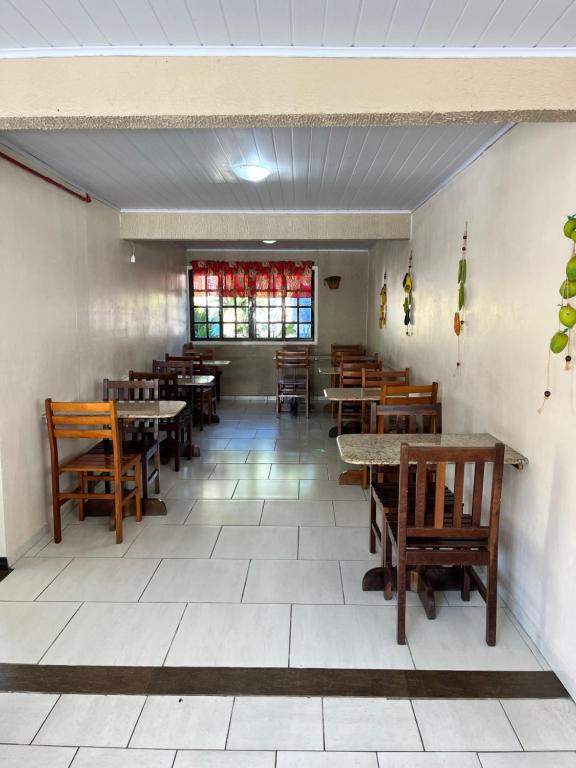 Um restaurante ou outro lugar para comer em Hotel D'Luz