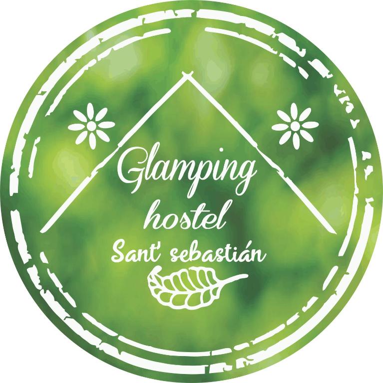 Et logo, certifikat, skilt eller en pris der bliver vist frem på Glamping Sant Sebastian