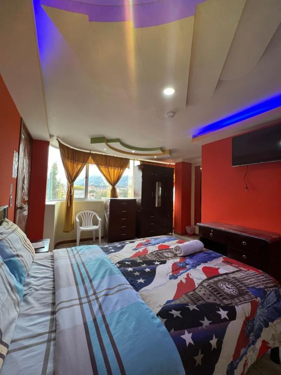 基多的住宿－Gran Magnate，一间卧室设有一张大床,天花板上设有一台电视。