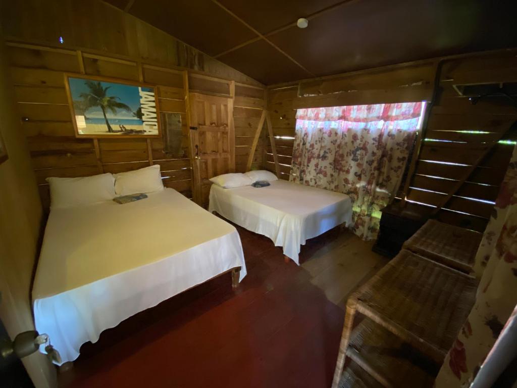 Postel nebo postele na pokoji v ubytování Westport Cottage