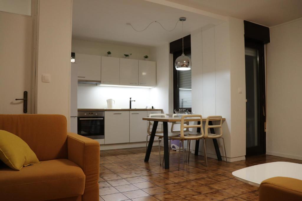Kuchyň nebo kuchyňský kout v ubytování Apartments ZVEZDICA*** with garden