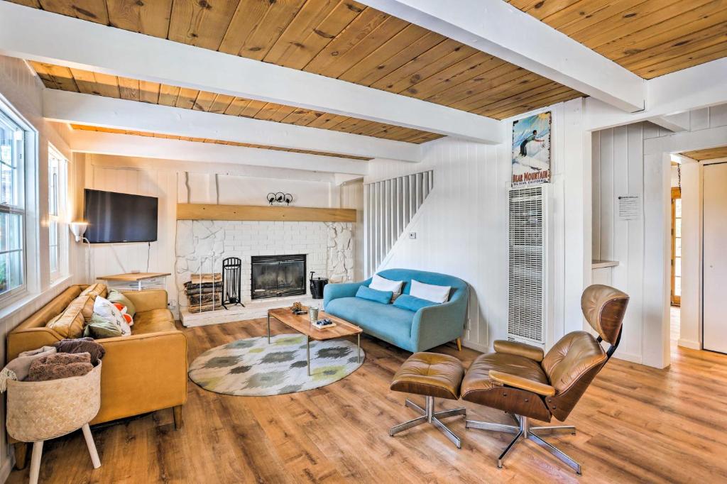 sala de estar con sofá azul y chimenea en Dreamy Big Bear Home with Wood Stove and Grill en Big Bear Lake