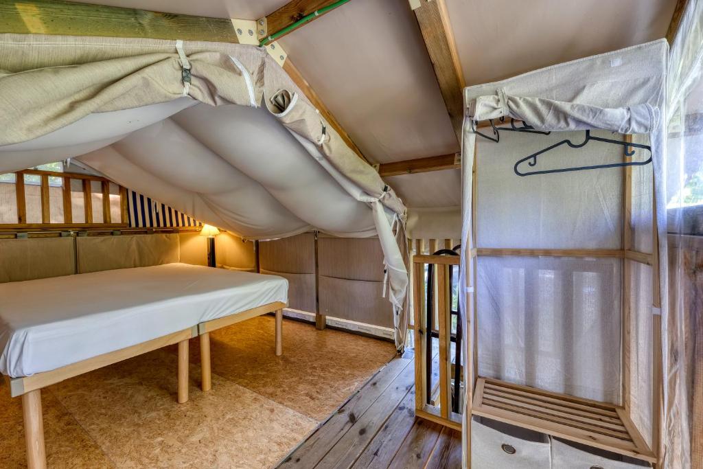 Palanda nebo palandy na pokoji v ubytování Camping Eden Glamping