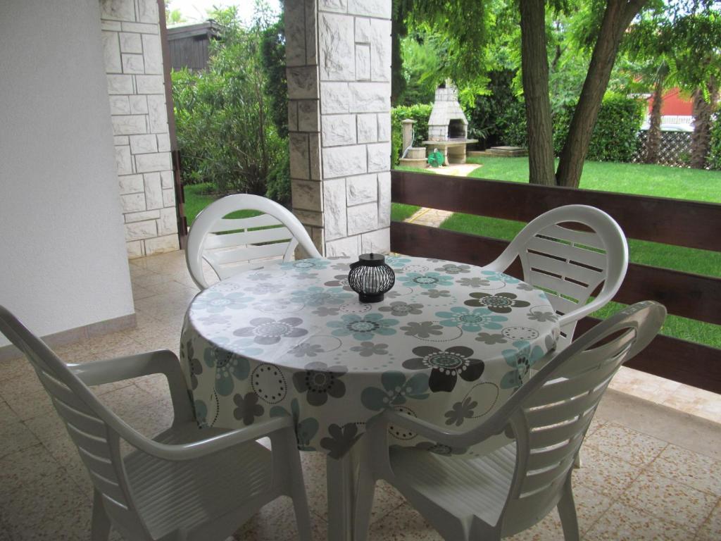 Fotografie z fotogalerie ubytování Apartments ZVEZDICA*** with garden v destinaci Zambratija