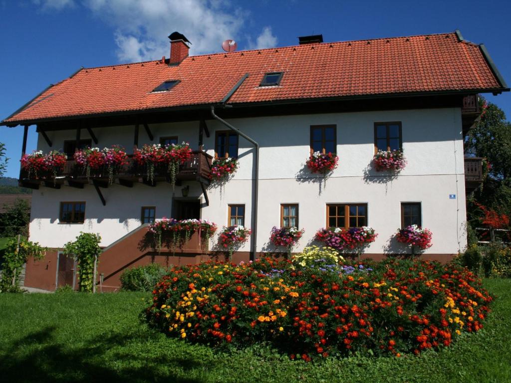 a white house with flowers in front of it at Bauerborchardt - Urlaub am Bauernhof bei Familie Borchardt in Wernberg