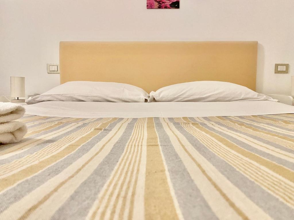 een slaapkamer met een groot bed met een grote sprei bij Bilocale in Piazza Duomo 4Pax in Milaan