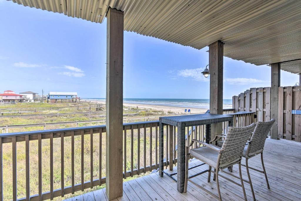 Μπαλκόνι ή βεράντα στο Near Ocean Surfside Beach Gem with Deck and Views!