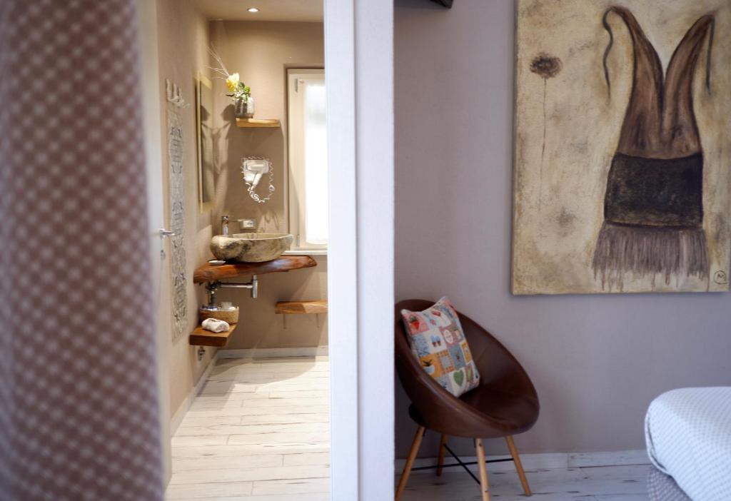 un corridoio con una sedia e un dipinto sul muro di Madüneta 5 Terre a Corniglia