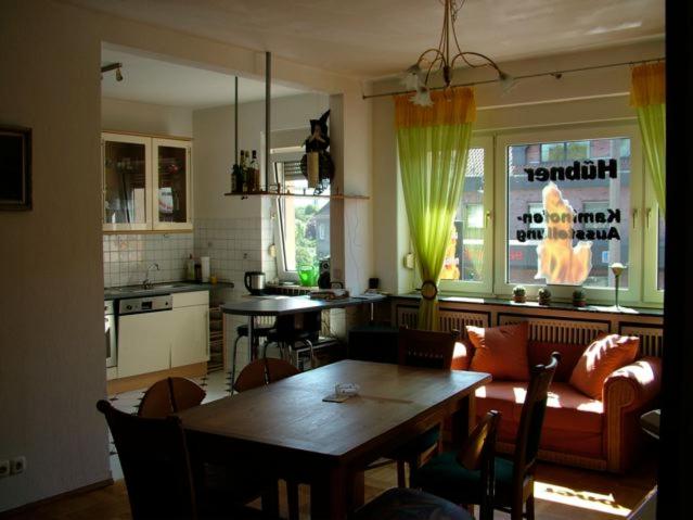 מסעדה או מקום אחר לאכול בו ב-Apartment am Friedrich Ebert Park mit über 100qm Wohnfläche
