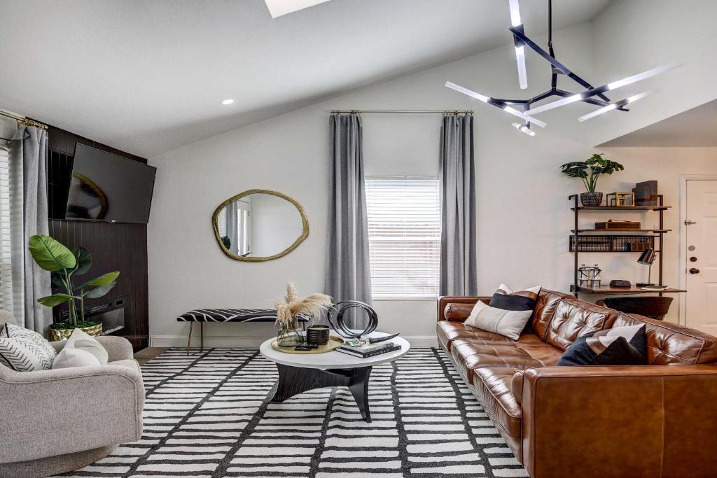 Stylish Allen Home near Watters Creek Village - Maison De Vacances