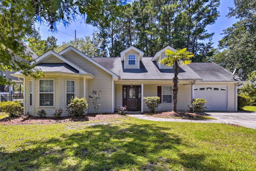 North Myrtle Beach Bungalow about 2 Mi to Beach! (USA North Myrtle