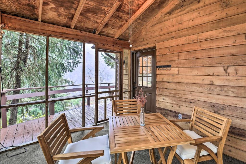 een eetkamer met een tafel en stoelen in een hut bij Peaceful Cottage with Mtn View Near ATV Trails! in Welch