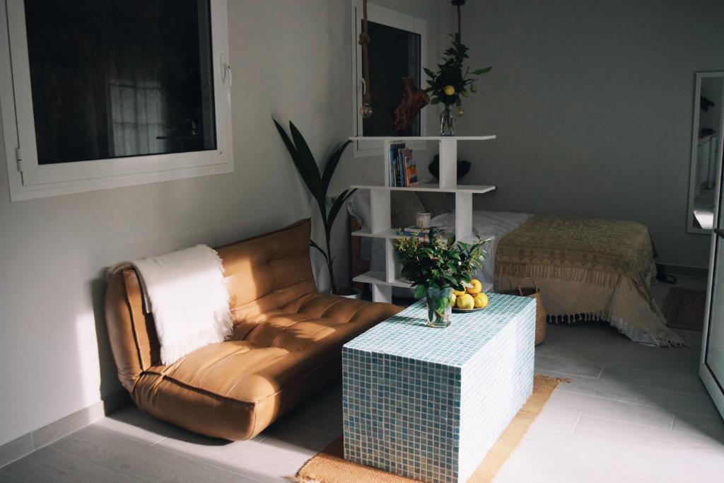 a living room with a leather couch and a table at Amodiño do Camiño in Belesar