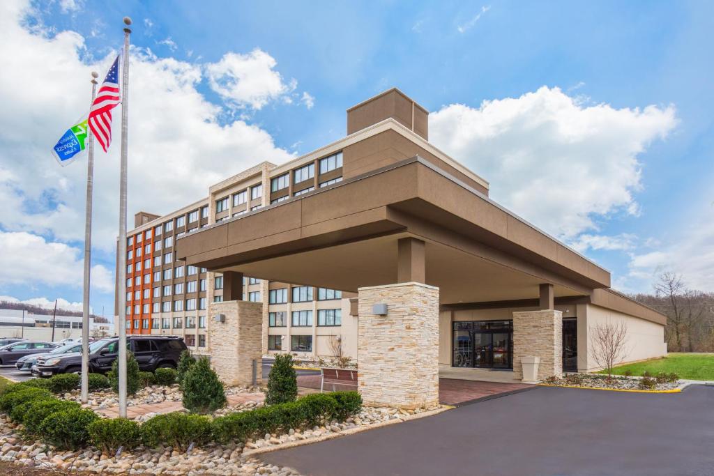 un edificio con una bandera americana delante de él en Holiday Inn Express & Suites Ft. Washington - Philadelphia, an IHG Hotel en Fort Washington