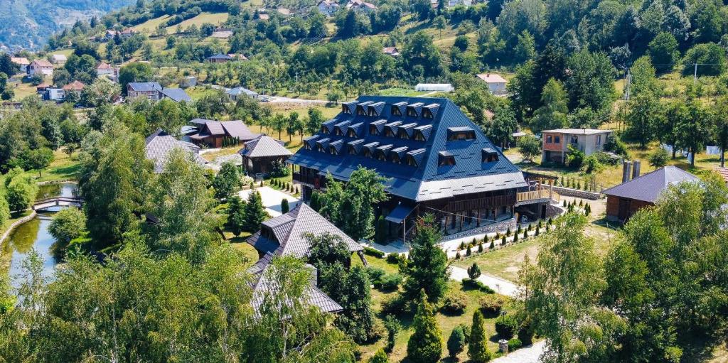 een luchtzicht op een huis met een blauw dak bij KULA DAMJANOVA-Komnenovo selo in Plav