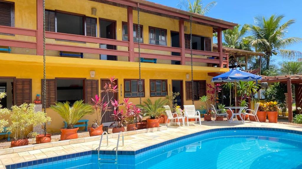 hotel z basenem przed budynkiem w obiekcie Residencial Villa Cris w mieście Bertioga