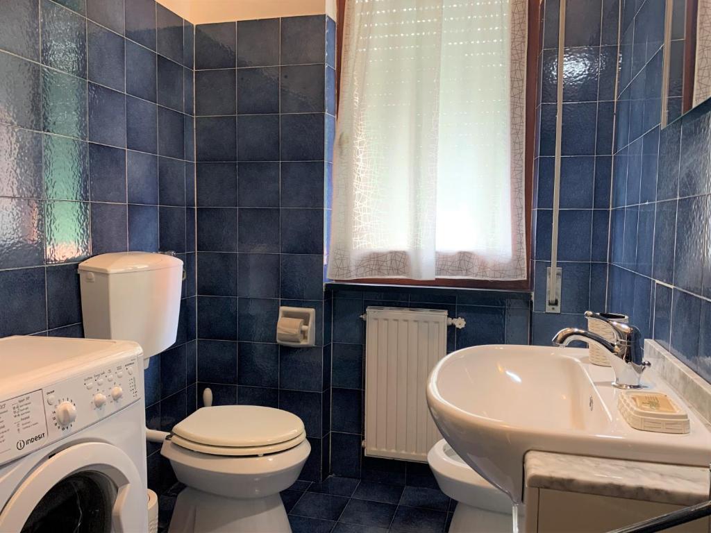 A bathroom at Lella appartamenti con parcheggio