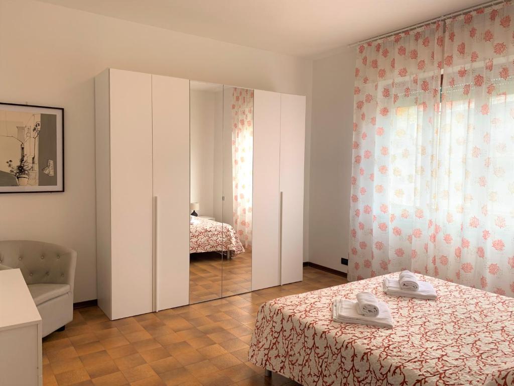 A bed or beds in a room at Lella appartamenti con parcheggio