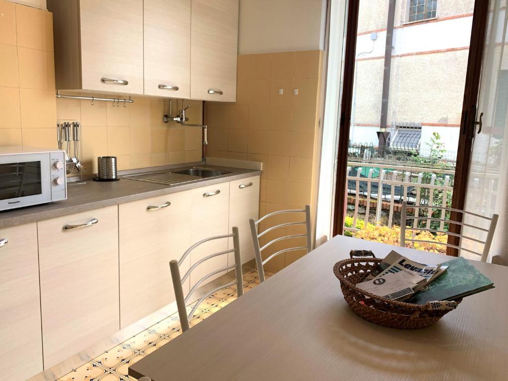 A kitchen or kitchenette at Lella appartamenti con parcheggio