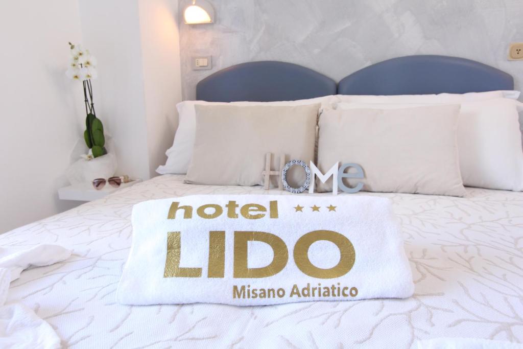 ミザーノ・アドリアーティコにあるHotel Lidoのベッドの上に枕を用意しています。