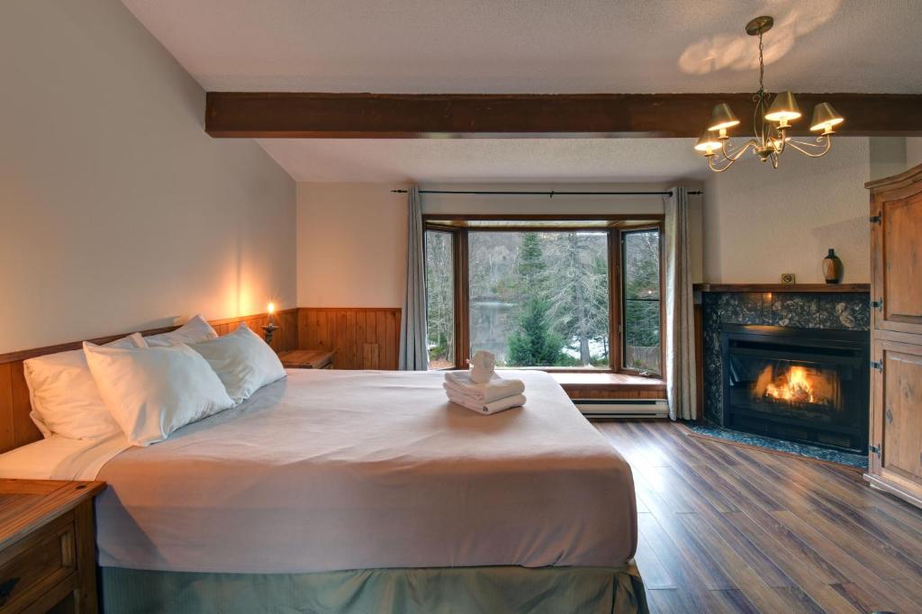 Postel nebo postele na pokoji v ubytování Hôtel du lac Lenore