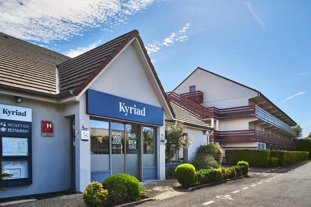un hotel kiwi con un cartello di fronte di Kyriad Brie-Comte-Robert a Brie-Comte-Robert