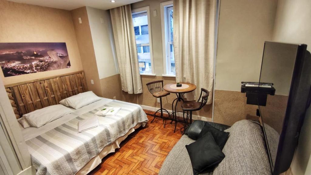 1 dormitorio con 1 cama, 1 silla y 1 mesa en Rio Deal Guest House, en Río de Janeiro
