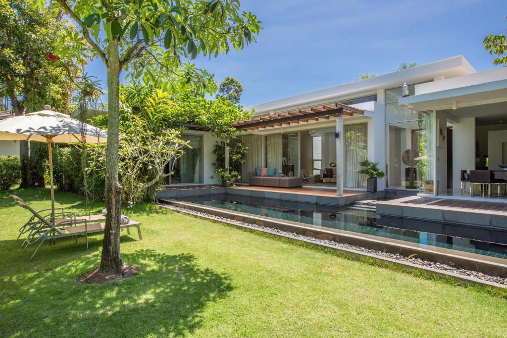 una vista exterior de una casa con patio en Villa Koru Samui, en Mae Nam