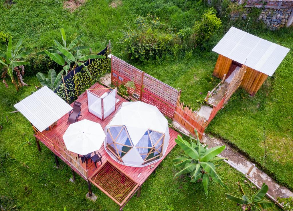 una vista aérea de un cenador con una mesa y una sombrilla en Glamping Sant Sebastian, en Tuluá