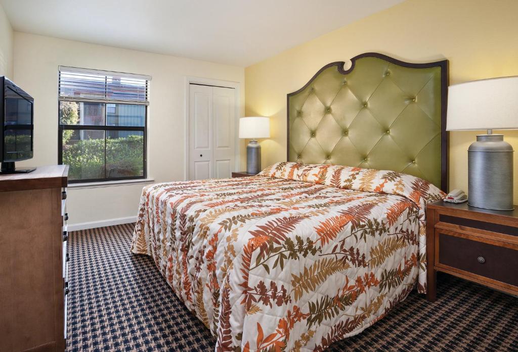 a hotel room with a bed and a television at WorldMark Angels Camp in Angels Camp