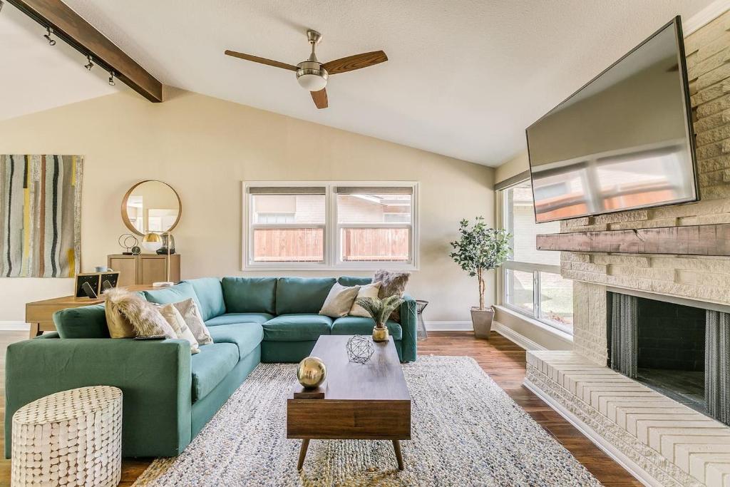 Χώρος καθιστικού στο 4BD-3BA Chic Timeless Elegance - 15 Mins to DT