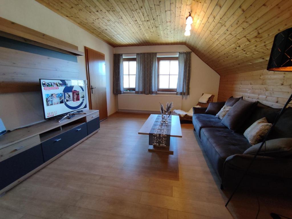 TV a/nebo společenská místnost v ubytování Landhaus Seebacher