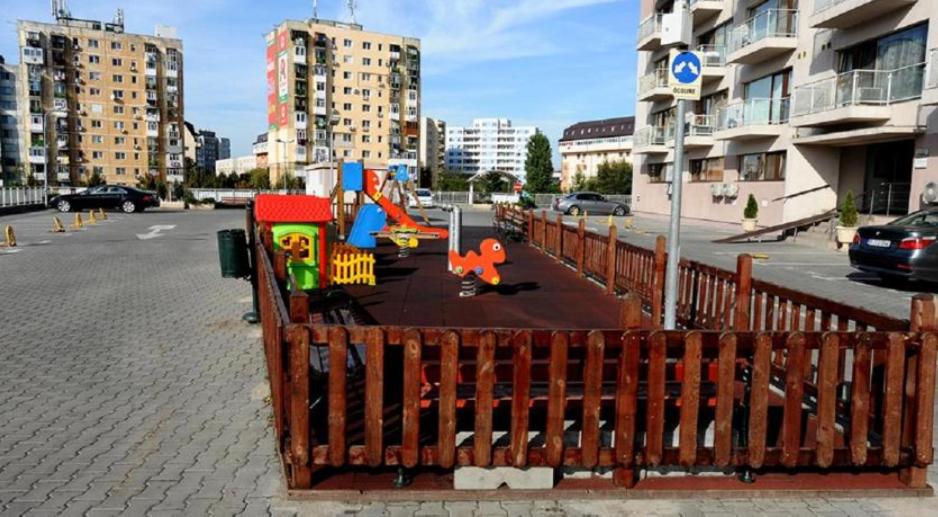 een speeltuin in het midden van een straat met gebouwen bij 1 room Apartment in Titan (Garsoniera) in Boekarest