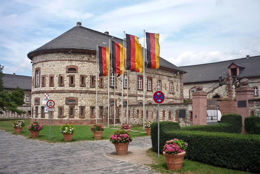 een groot stenen gebouw met vlaggen ervoor bij Ganze Wohnung Wiesbaden Stadtmitte 2 Zimmer Küche Bad mieten in Wiesbaden