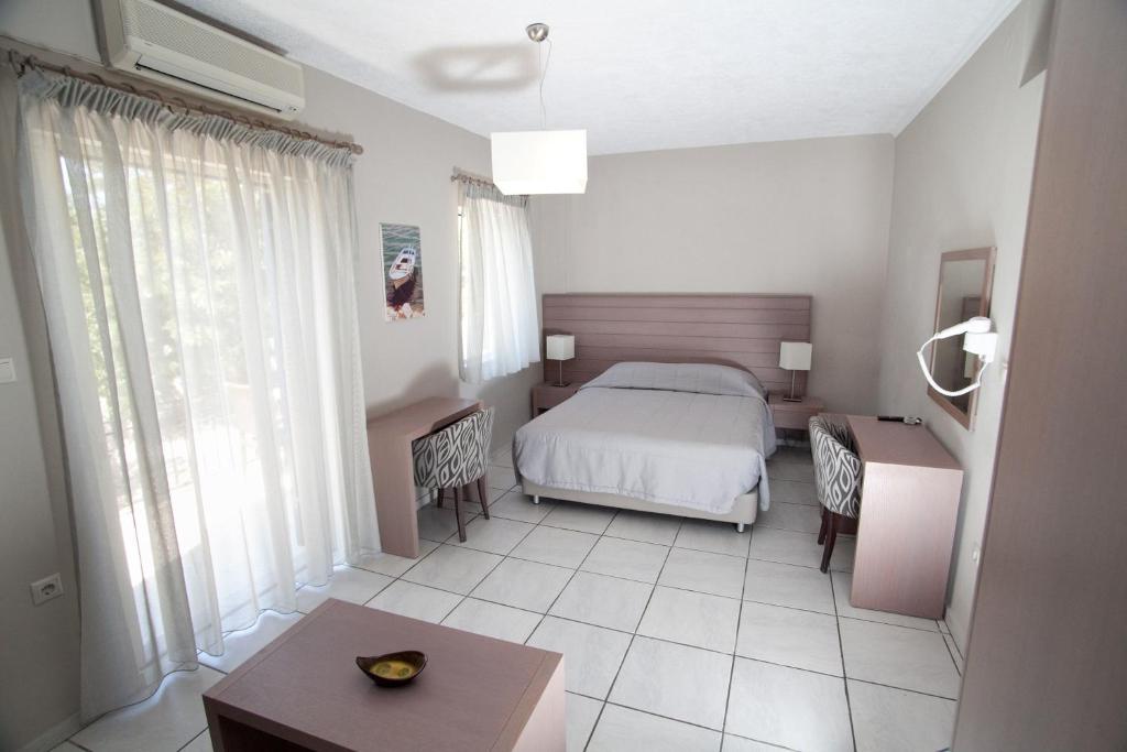Postel nebo postele na pokoji v ubytování Kalydna Island Hotel