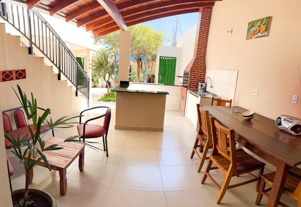 大坎普的住宿－Apto com churrasq em Monte Castelo-Campo Grande MS，厨房以及带桌椅的用餐室。