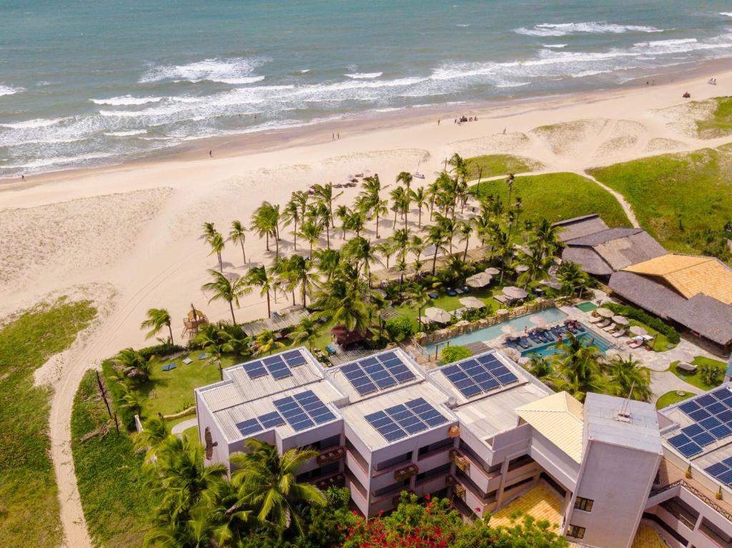 uma vista aérea de um resort com painéis solares na praia em Hotel Varandas Beach em Águas Belas