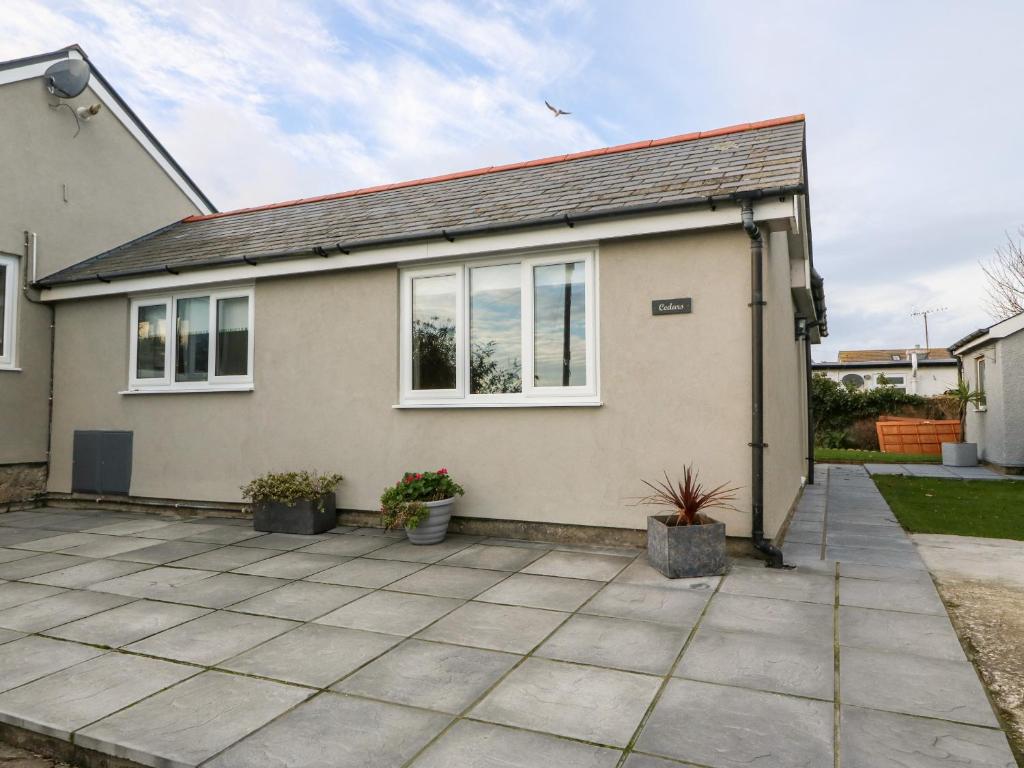 una casa con patio frente a ella en Cedars, en Holyhead