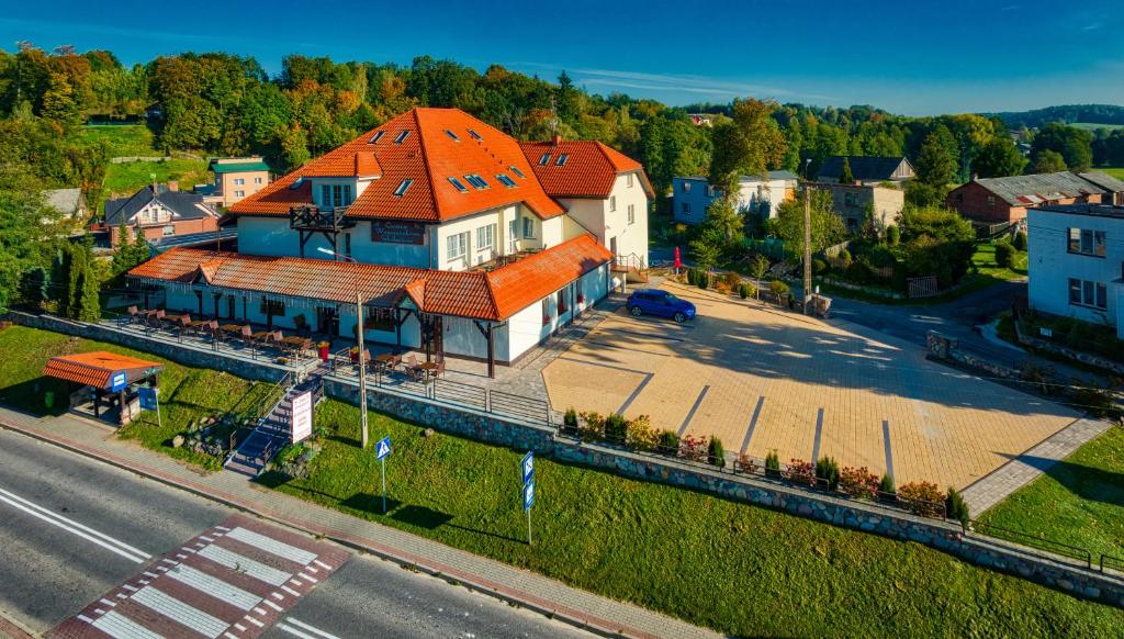 una vista aérea de una casa con techo naranja en Centrum Wypoczynkowo-Szkoleniowe Ostrzyce en Ostrzyce