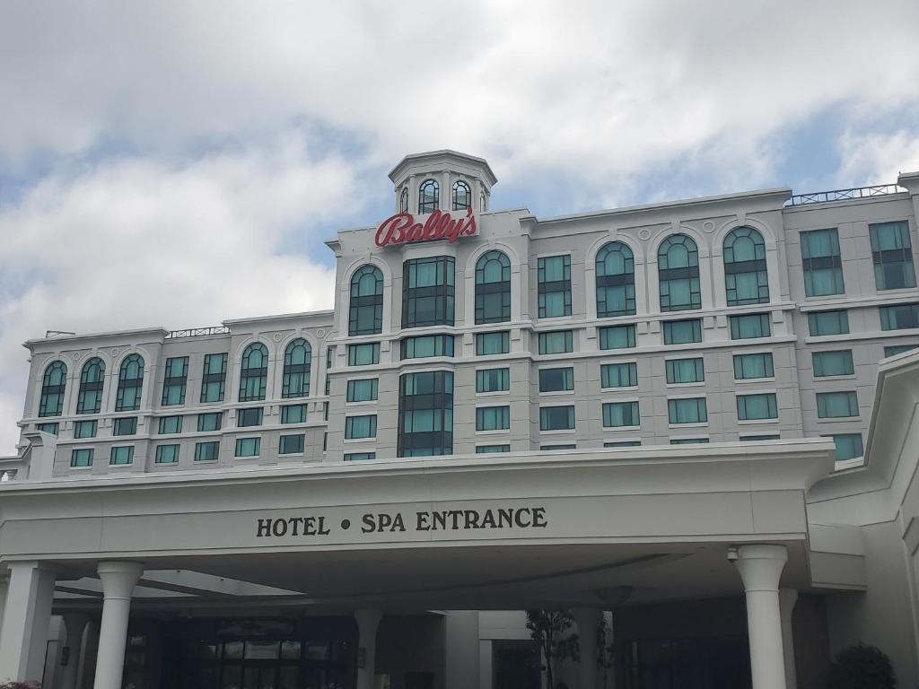 um grande hotel com uma placa em cima em Bally's Dover em Dover