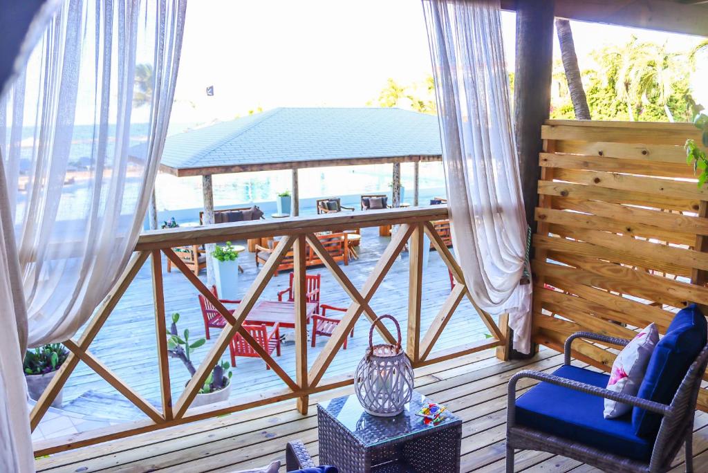 Ocean Point Beach Resort & Spa Adults Onlyにあるバルコニーまたはテラス